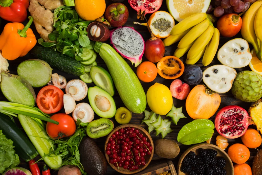 سوق الخضروات والفواكه التركية , خضره وفواكه بالوان مختلفة وانواع متنوعة