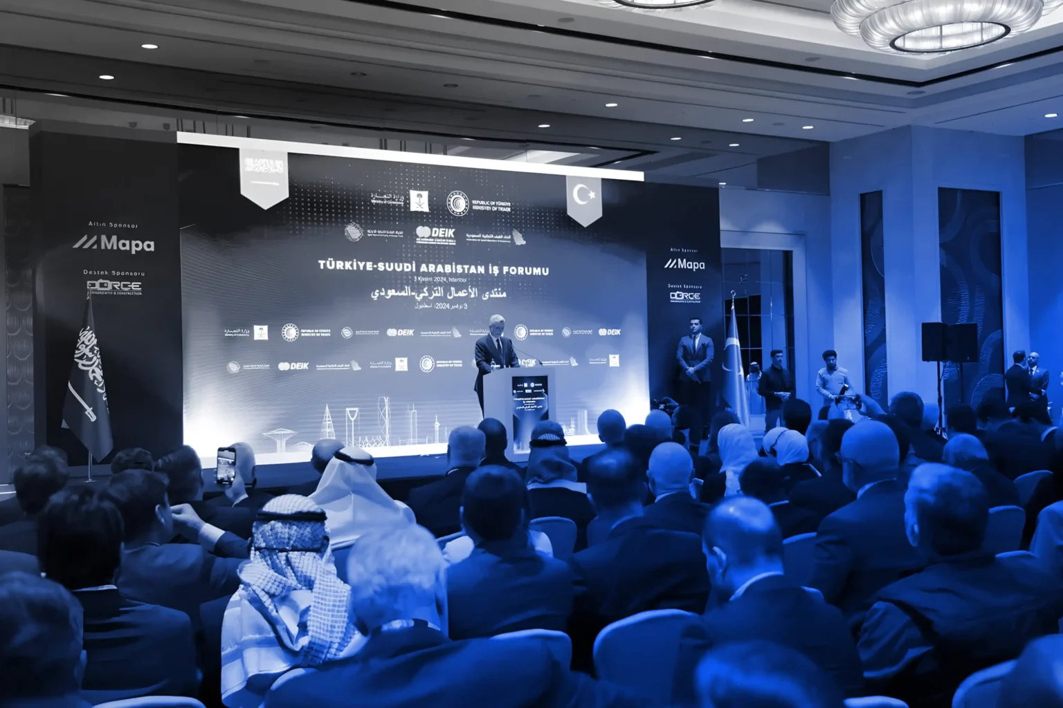 Türk-Suudi İş Forumu: ticaret ve iş birliğini geliştirme yolunda düzenlenen uluslararası konferans salonu