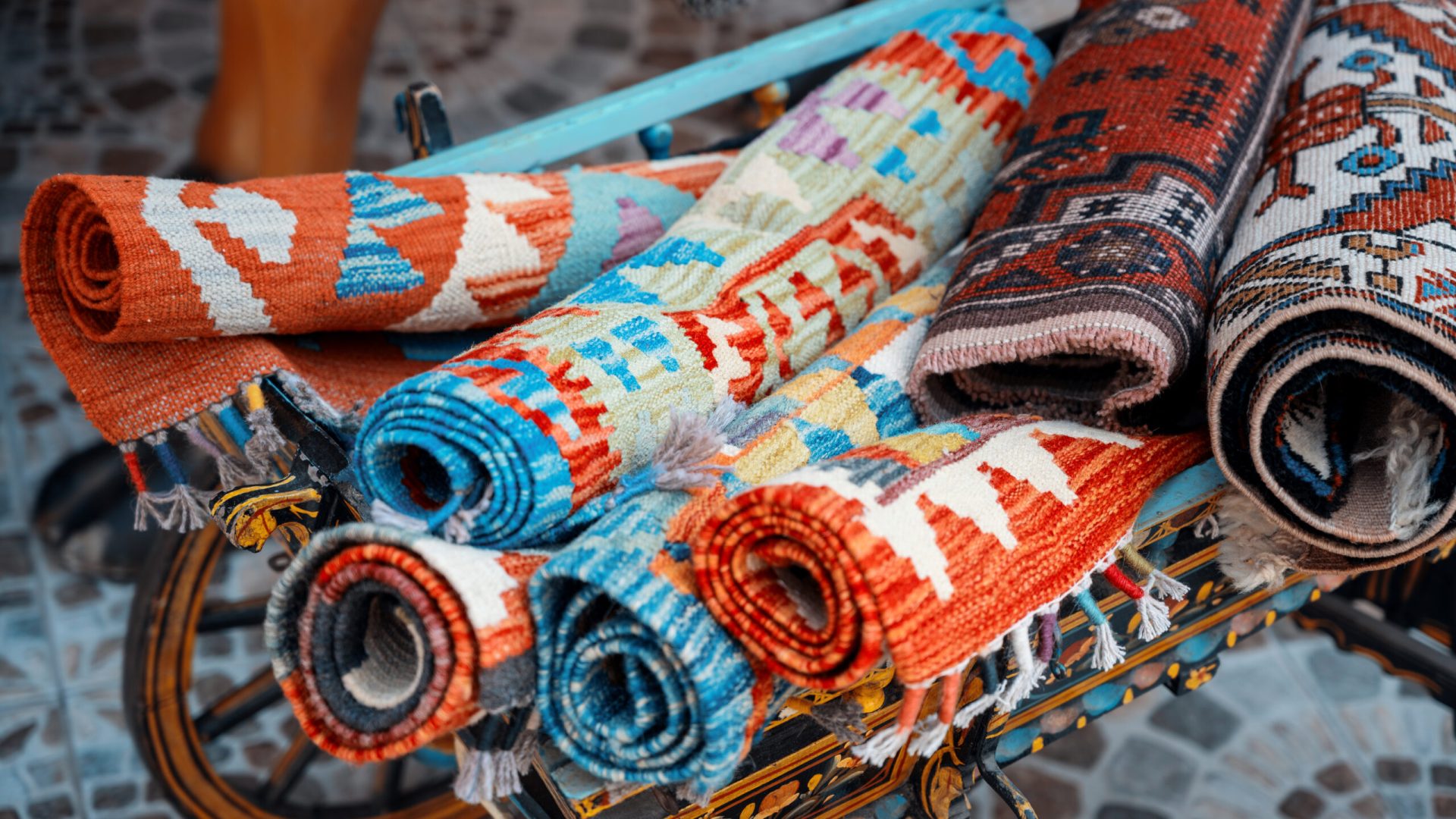 iran halıları bir çok masada farklı renkle koyunmuş