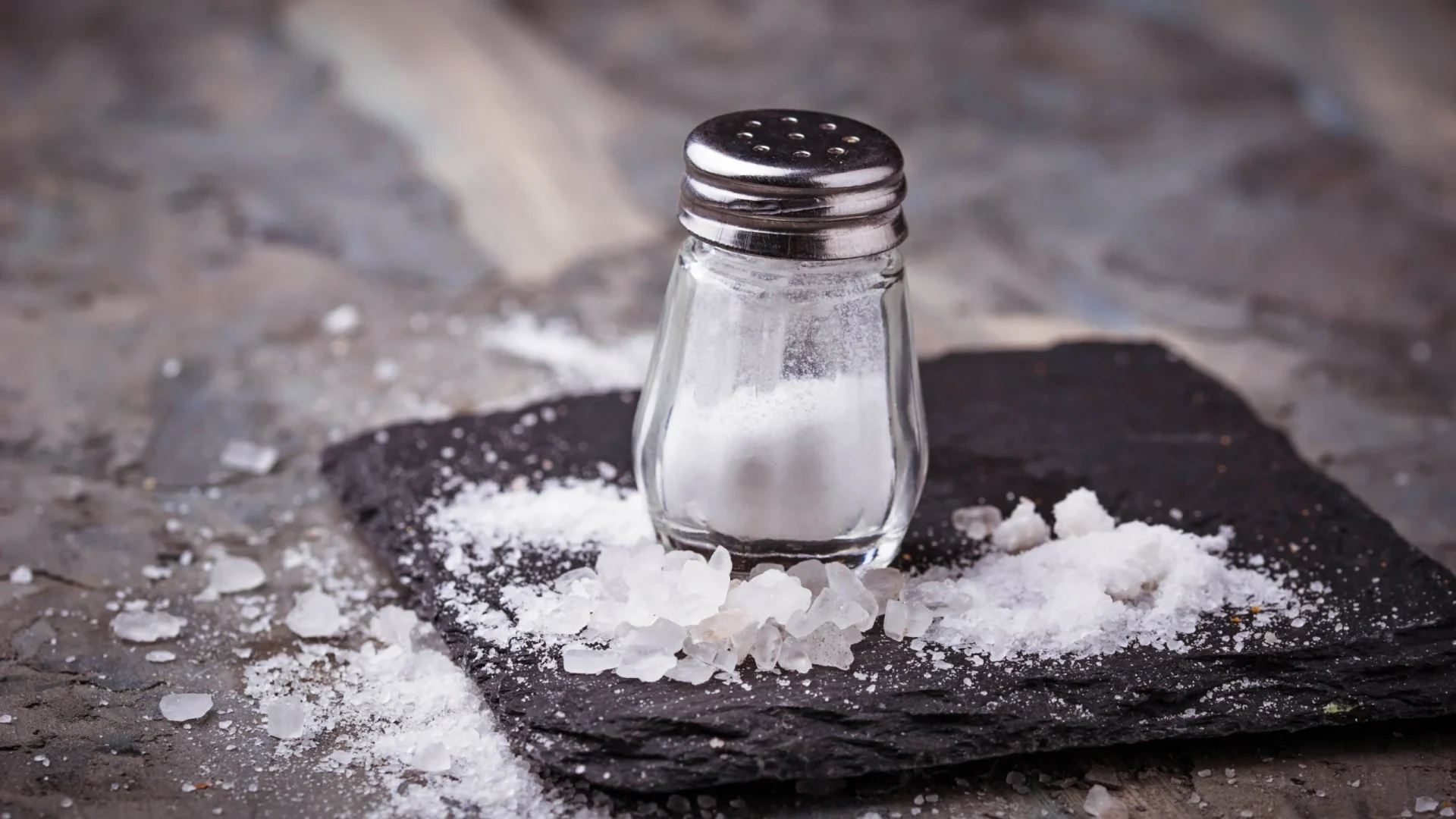 سوق الملح التركي حاقظة ملح زجاجية مع نثرات من الملح